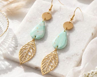 Boucles d’oreilles bohèmes vert d’eau, résine et pâte polymère, feuille dorée, création fait main, acier inoxydable