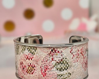 Bracelet manchette ajustable acier inoxydable plaqué argent et cuir synthétique