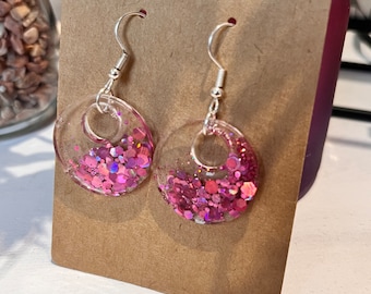 Boucles d’oreilles rondes créole  résine transparente avec incrustation de paillettes rose