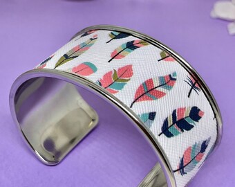 Bracelet manchette ajustable acier inoxydable plaqué argent et cuir synthétique