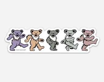 Puede incluir: Cinco osos bailando en diferentes colores, morado, naranja, gris, gris claro y rosa. Los osos están todos en línea y mirando hacia el lado derecho de la imagen. Los osos llevan todos un collar de piel blanco.