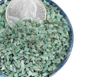 Natürlicher zerkleinerter roher Smaragd-Edelstein kann Geburtsstein-Rohes raues Kristallpulver heilendes zerkleinertes Pulver zu verkaufen, das Handcraft 50-Gramm-Packung macht