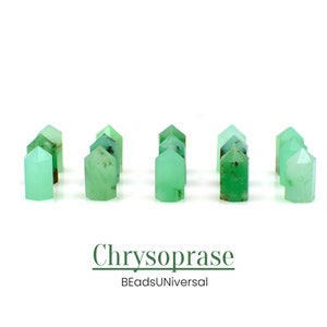 Può includere: Una collezione di 10 piccole punte di cristallo di crisoprasio verdi. Le punte sono disposte in due file di cinque. I cristalli sono di colore verde chiaro con un aspetto leggermente traslucido. Il testo "Chrysoprase" e "BeadsUniversal" è stampato sotto i cristalli.