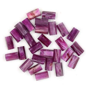 Può includere: Una collezione di 20 perline rettangolari di pietra preziosa a strisce viola e bianche. Le perline sono lunghe circa 2,5 cm e larghe 1,25 cm.