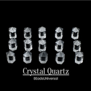 Könnte beinhalten: Eine Sammlung von 10 klaren Kristallquarz-Spitzen, die in Reihen auf einem schwarzen Hintergrund angeordnet sind. Die Spitzen sind alle ungefähr gleich groß und geformt und haben eine glatte, polierte Oberfläche. Der Text "Crystal Quartz" und "BeadsUniversal" ist unter den Spitzen gedruckt.
