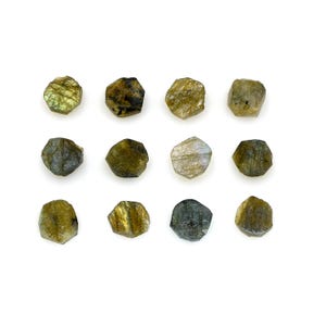 Multi Feuer Labradorit Rohkristall Edelstein 8 mm bis 10 mm Flache Rückseite Runde Druzy Rauhe Birthstone Rohes Naturheilschmuck, der Stein BUD bildet