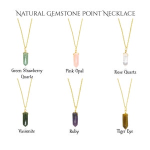 Puede incluir: Una colección de collares dorados, cada uno con un colgante de piedra preciosa. Los colgantes incluyen cuarzo fresa verde, ópalo rosa, cuarzo rosa, vasonita, rubí y ojo de tigre. El texto "NATURAL GEMSTONE POINT NECKLACE" está en la parte superior.