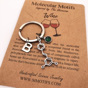 Llavero de molécula de vino de acero inoxidable, personalizado con un dije de letra y piedra de nacimiento, regalos para amantes del vino, regalo de ciencia, regalo de química