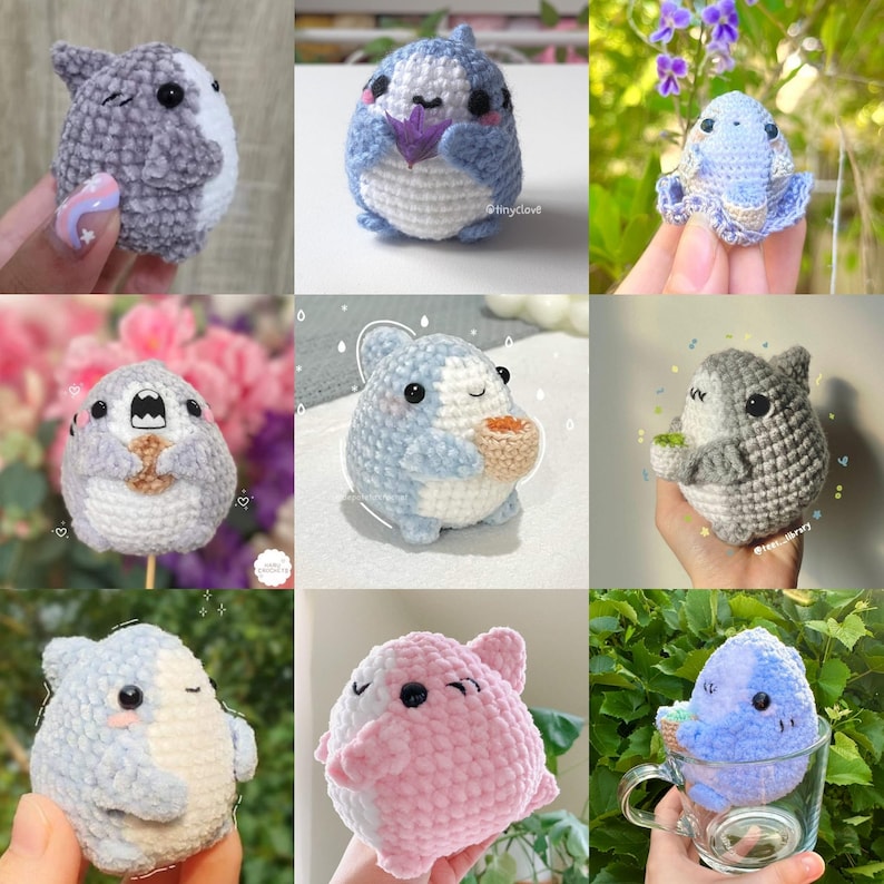 Pu&ograve; includere: Una collezione di nove peluche di squalo all'uncinetto in vari colori, tra cui grigio, blu, rosa e azzurro. I peluche sono alti circa 12,5 cm e hanno espressioni facciali diverse. Alcuni tengono piccoli oggetti, come un fiore o una tazza di t&egrave;.