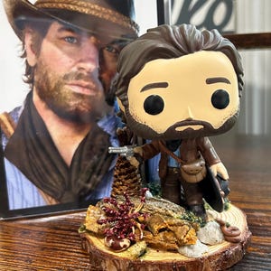 Arthur Morgan Custom Vinyl Figure RDR on Natural Wood Base