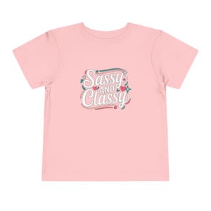 Słodka, zuchwała i elegancka mała dziewczynka, Sassy Little Girls Shirt, Sassy Girl Top, Prezent dla małej dziewczynki, Słodka i zuchwała, First Burgeon, Sassy Tees