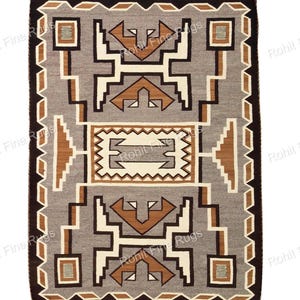 Pode incluir: Um tapete retangular cinza com um padrão geométrico em marrom, creme e preto. O tapete apresenta formas repetidas e um design de borda. O texto "Rohit Fine Rugs" é visível nos cantos.