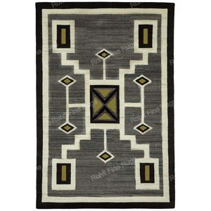 Può includere: Tappeto rettangolare grigio con un motivo geometrico. Il design presenta accenti bianchi, neri e verde oliva. Il bordo è nero e il design centrale include forme a diamante e rettangolari.
