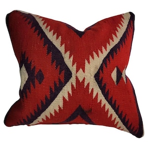 Puede incluir: Cojín de tiro con estampado geométrico rojo, blanco y morado. El cojín tiene un diseño del suroeste.