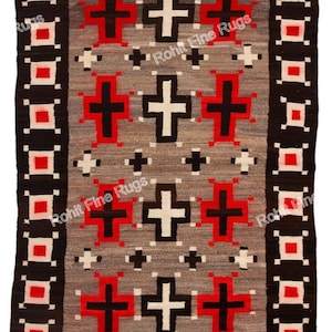 Pode incluir: Tapete retangular com um padrão central de cruzes vermelhas, pretas e brancas sobre um fundo cinza. O tapete tem uma borda escura com detalhes quadrados vermelhos e brancos. O texto "Rohit Fine Rugs" é visível.