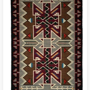 Può includere: Tappeto rettangolare tessuto con un motivo geometrico. Il tappeto presenta un disegno centrale nei toni del marrone, bordeaux, grigio e bianco, con accenti di blu, verde e rosso. Il bordo è nero con un motivo geometrico ripetuto. Le nappe sono visibili in basso.