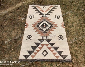 Alfombra de yute trenzada tejida a mano en estilo bohemio del suroeste. Cáñamo ecológico. Diseño de inspiración nativa, perfecto para la decoración interior y exterior de una casa de campo.