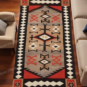 Può includere: Tappeto rettangolare con motivo geometrico nei toni del nero, rosso, beige e grigio. Il tappeto presenta un disegno centrale con forme a diamante, croce e triangolo, incorniciato da un bordo nero con accenti a diamante bianchi. Il testo "Rohit Fine Rugs" è visibile.