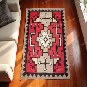 Pode incluir: Um tapete retangular com um padrão geométrico em vermelho, cinza, preto e branco. O tapete apresenta uma forma de diamante central e desenhos em forma de cruz. O tapete é colocado sobre um piso de madeira.