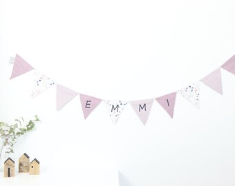 Pennant chain individualized with names in white-mauve children's room decoration made of fabric