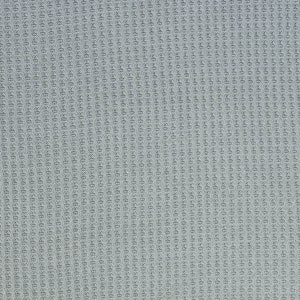 Könnte beinhalten: Nahaufnahme eines grauen, strukturierten Stoffes mit einem dezenten Muster. Der Stoff hat eine leicht erhabene Textur, die ihm ein weiches und angenehmes Gefühl verleiht.