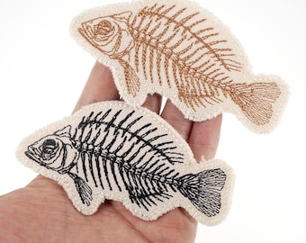 Toppa ricamata con scheletro di pesce, applicazione in tela con lisca di pesce, stirabile