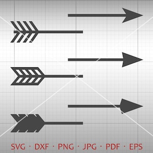Op de afbeelding: Een grafisch ontwerp met vier donkergrijze pijlen die naar rechts wijzen. Twee pijlen hebben gedetailleerde pijlpuntontwerpen, terwijl de andere twee eenvoudige driehoekige pijlen hebben. De onderkant van de afbeelding bevat de tekst "SVG • DXF • PNG • JPG • PDF • EPS."