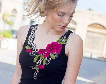 Camiseta negra sin mangas con decoración de flores rojas y piedras Swarovski - camiseta sin mangas negra sexy