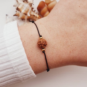 Rudraksha Armband, schwarz / rote Kordel, 10 mm Rudraksha Samen, 5 Mukhi Rudraksh getrocknete Samen, goldene Edelstahlperlen, Rudraksha Armband Geschenk