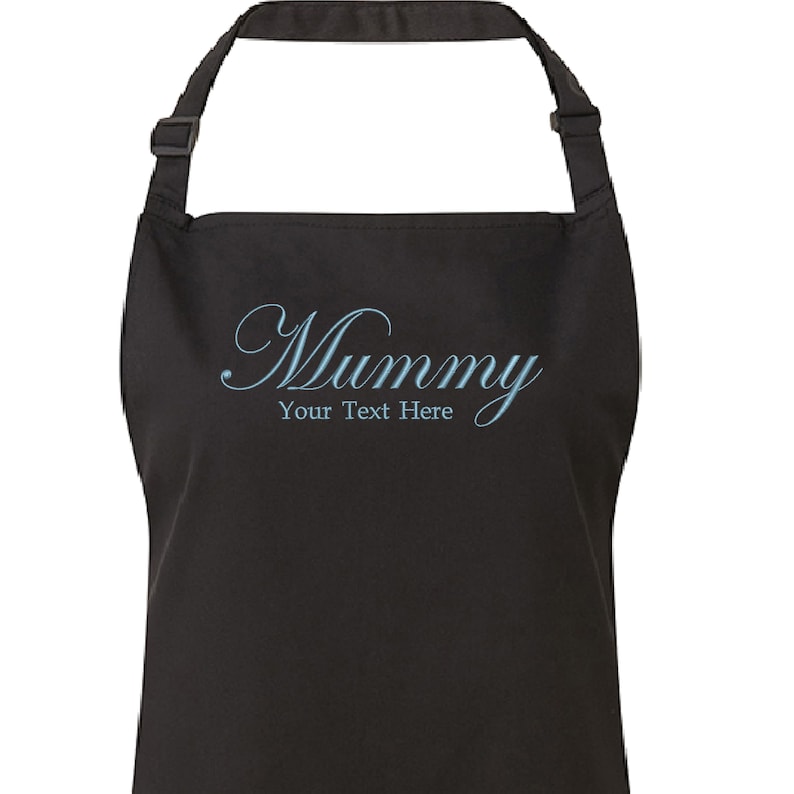 Op de afbeelding: Zwarte schort met de tekst "Mummy" in een blauw cursief lettertype en de woorden "Your Text Here" in een kleiner lettertype eronder.