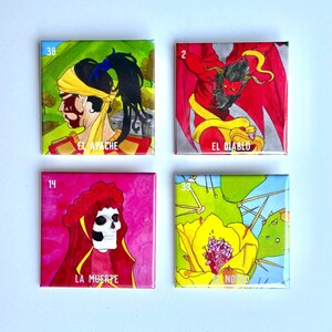 Puede incluir: Cuatro imanes cuadrados con ilustraciones y texto coloridos. Los imanes representan un diablo rojo con cuernos amarillos, una mujer con una calavera roja y un velo rojo, un hombre con una cinta roja y un fondo verde, y una flor amarilla con un fondo verde.