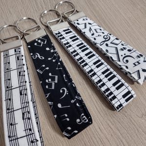 Black and White Music Notes Key Fob - Musical Key Chain - Band Choir Orchestra Wristlet