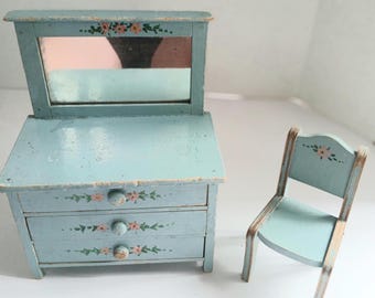 Cómoda y silla antiguas para casa de muñecas de Tynietoy