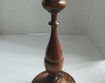 Portavelas antiguo de madera torneada con base ancha