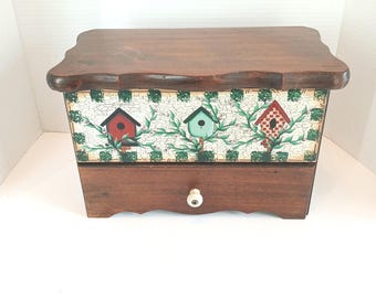 Cómoda pequeña de madera vintage con tapa abatible y cajón, con temática de casita para pájaros.