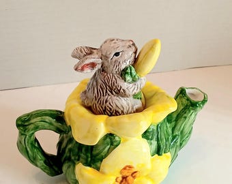 Tetera decorativa con diseño de conejito y lirio