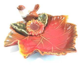 Plato de cerámica para dulces y frutos secos con diseño de pájaro cantor y hoja de arce, de la colección Vintage TII.