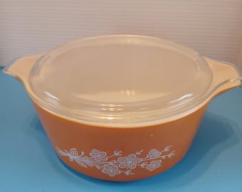 Cazuela Pyrex vintage 475B con diseño de mariposa dorada, 2,5 cuartos de galón, con tapa.