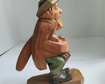 Cascanueces antiguo tallado a mano con personaje de la Selva Negra. Muy buen estado.