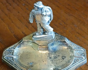 Cenicero de pescador de la década de 1920, fabricado en Francia en peltre.