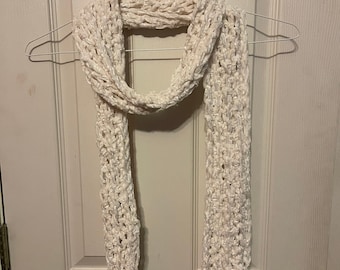 A white winter tie scarf