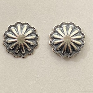 Brincos de prata esterlina com concho repoussé para mulheres (1 par)
