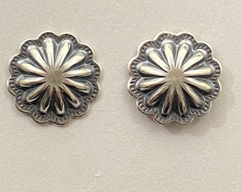 Pendientes de plata de ley repujada con diseño de concho para mujer (1 par)