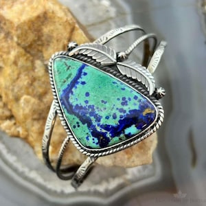 Pulsera de plata de ley estilo suroeste con triángulo grande decorado con azurita para mujer.