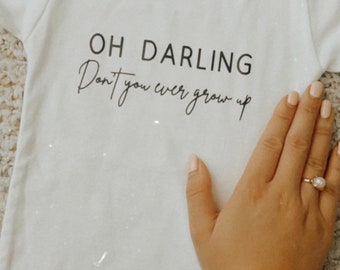 Oh chérie, tu ne grandiras jamais | T-shirt Taylor Swift pour enfants | Cadeau de Noël Taylor Swift | Grenouillère personnalisée pour tout-petit Never Grow Up