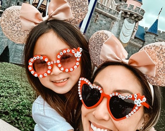 Lunettes de soleil maman fille assorties | Accessoires d'arc de souris | Lunettes de soleil strass | Meilleur cadeau d'anniversaire pour fille | Accessoire indispensable du parc Disney