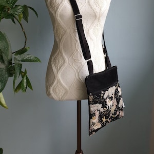Sac bandoulière avec deux pochettes qui se ferment  avec  fermeture éclair, pochette de corps  licorne véronpiotcréation