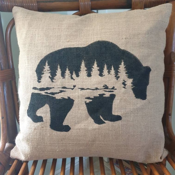 Housse  de coussin en toile de jute, décoration d'hiver, un ours dans les sapins