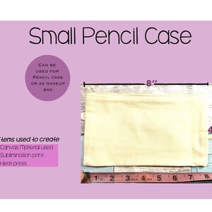 Może przedstawiać: Małe, prostokątne pi&oacute;rnik pł&oacute;cienny, o długości około 20 cm i wysokości 11,4 cm, z zapięciem na zamek błyskawiczny. U g&oacute;ry znajduje się napis "Small Pencil Case". Może być r&oacute;wnież używany jako kosmetyczka.