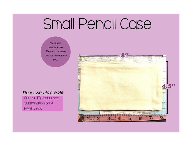 Może przedstawiać: Małe, prostokątne pi&oacute;rnik pł&oacute;cienny, o długości około 20 cm i wysokości 11,4 cm, z zapięciem na zamek błyskawiczny. U g&oacute;ry znajduje się napis "Small Pencil Case". Może być r&oacute;wnież używany jako kosmetyczka.